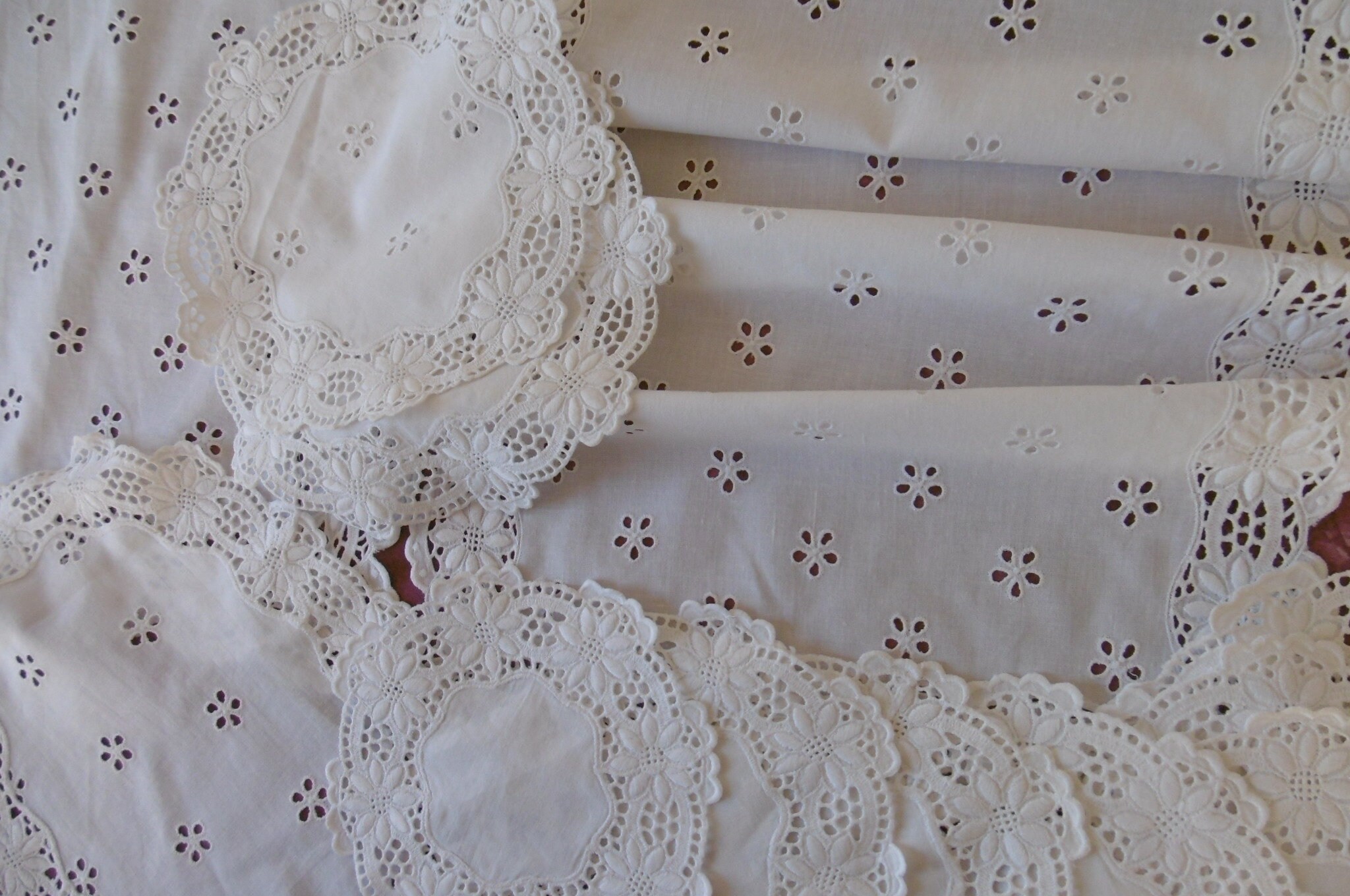 Superbe Lot de 12 Napperons Brodés et Ajourés