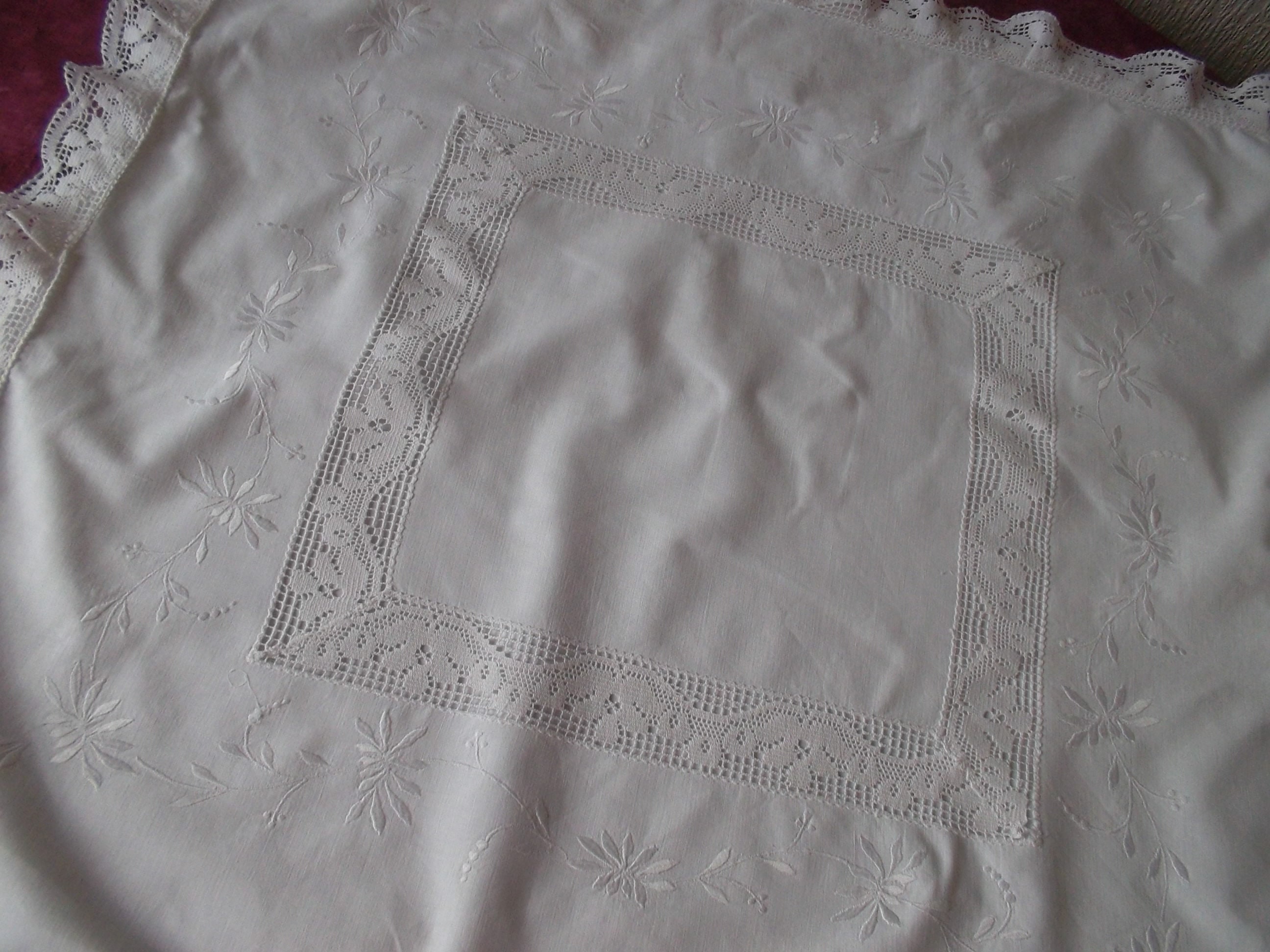 Magnifique Taie de Parade Entourée Dentelle et Superbement Brodée