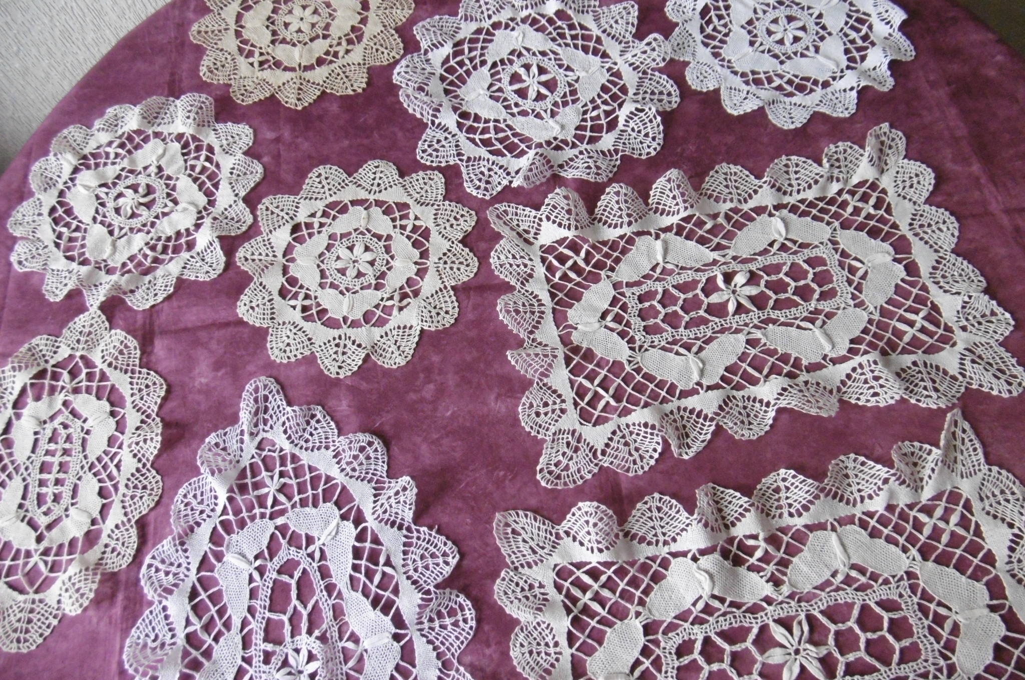 Magnifique Lot de 9 Pièces Réalisées en Dentelle Aux Fuseaux à Barrettes et Points d'esprit