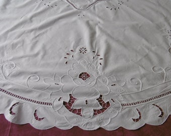 Very beautiful tablecloth with large embroideries and
