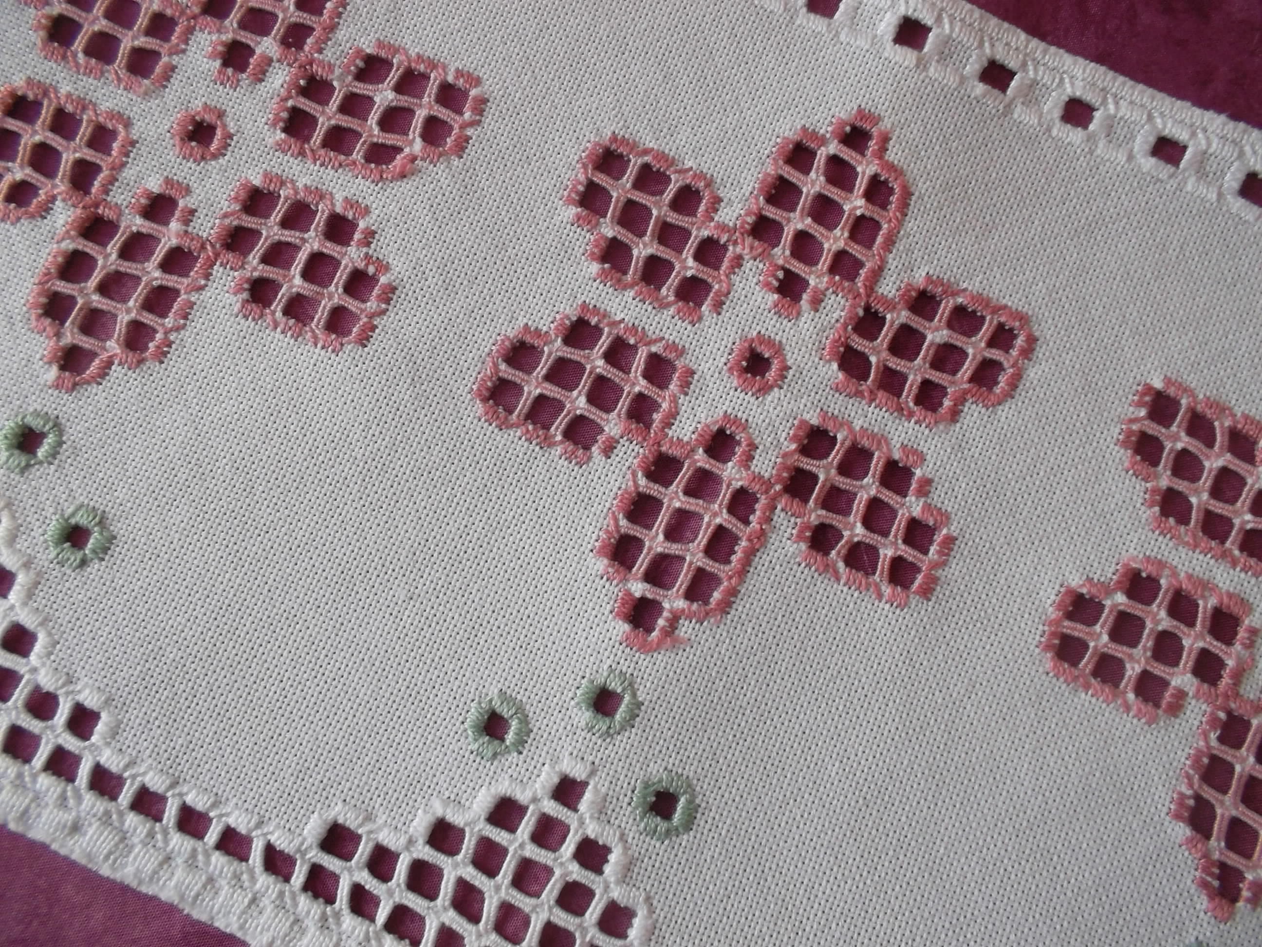 Adorable Brise Bise Recouvert de Broderies en Hardanger