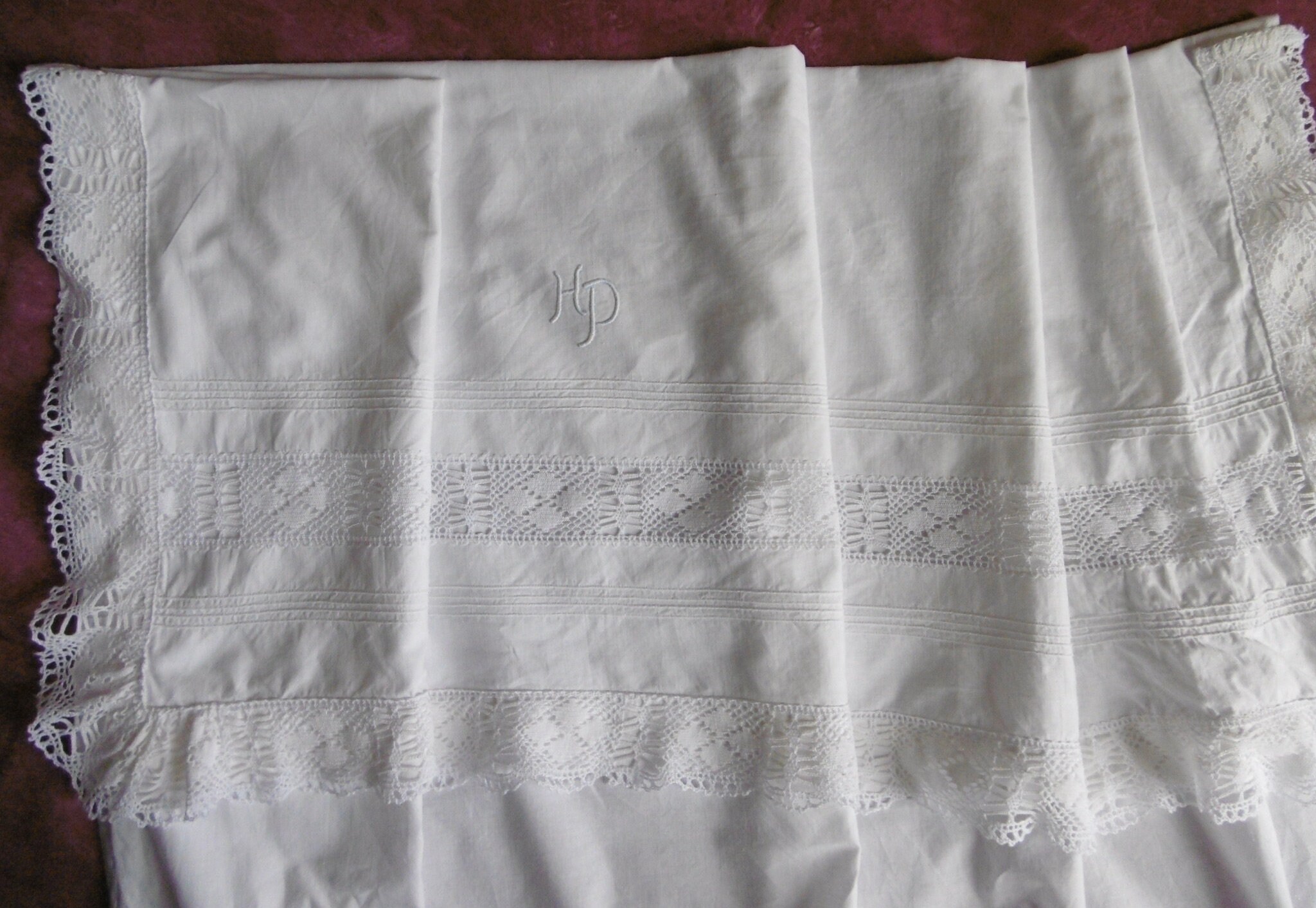 Superbe Drap de Dessus Monogrammé avec Dentelle et Joli Entredeux