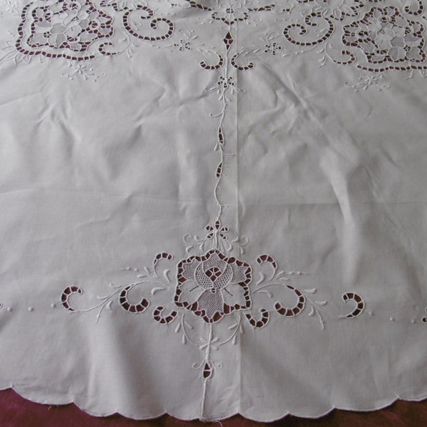 Superbe nappe de réception/mariage au tour FESTONNé recouverte de BRODERIES