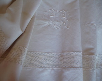 Beau drap ancien avec MONOGRAMME jolies BRODERIES et imposant ENTREDEUX