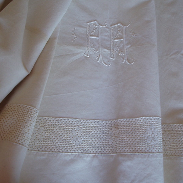 Beau drap ancien avec MONOGRAMME jolies BRODERIES et imposant ENTREDEUX