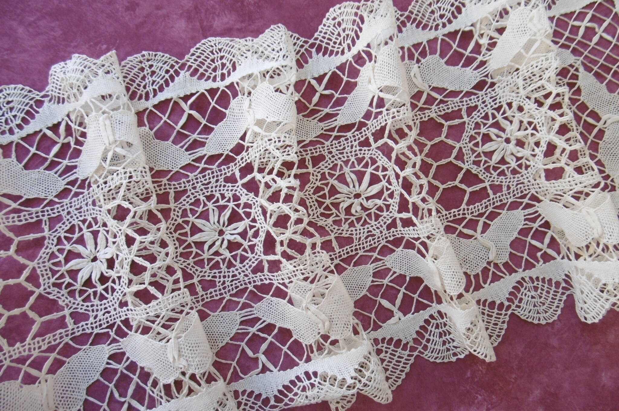 Immense et Splendide Chemin en Dentelle de Cluny