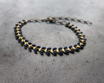 Bracelet delicate black, resin beads.