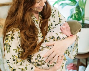 Conjuntos familiares a juego con estampado de oliva: bata de rayón para mamá, manta de muselina, camisetas de algodón