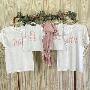 DUSTY ROSE Baby Knotted Gown and Matching Dad T-shirt SET - Opcional Mom, Big Bro, Big Sis o Any Custom Letter T-shirts