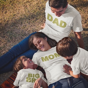 ACEITUNA SÓLIDA Papá. Mom, Big Bro, Big Sis y cualquier camiseta de nombre personalizado para recién nacidos Coincidencia familiar -Nombre personalizado en sombreros de bebé