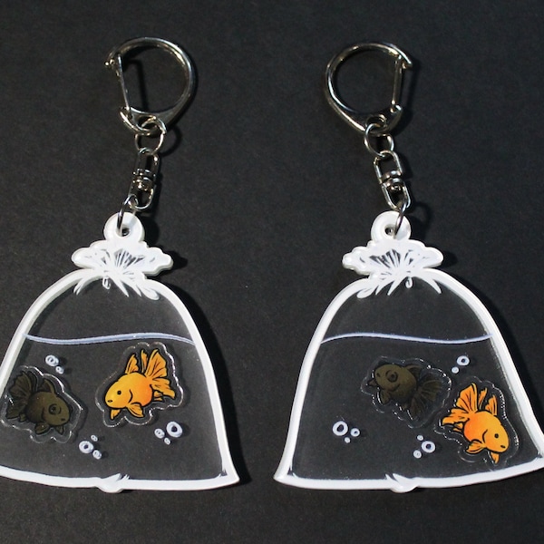 Amuleto de pez dorado con forma de agitador