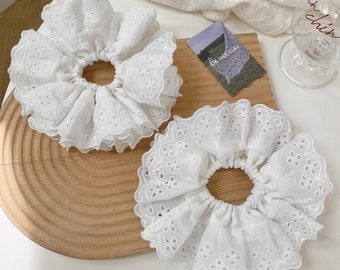 Witte Ruffle Frill Scrunchie, grote witte kanten haarscrunchies, handgemaakte haarband, kanten dubbellaagse bloemhoofdbanden, bruiloftshoofddeksels