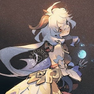 Puede incluir: Una ilustraci&oacute;n digital de un personaje femenino de anime con cabello blanco largo, vistiendo un atuendo blanco y dorado con una banda azul y morada. Ella sostiene un orbe azul brillante en su mano derecha.