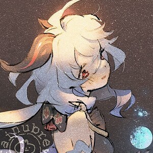 Puede incluir: Una ilustraci&oacute;n digital de una persona joven con cabello blanco y cuernos. Lleva un atuendo con estampado azul y blanco con un dise&ntilde;o de flores rojas y blancas. El fondo es gris oscuro con una luna azul y blanca.
