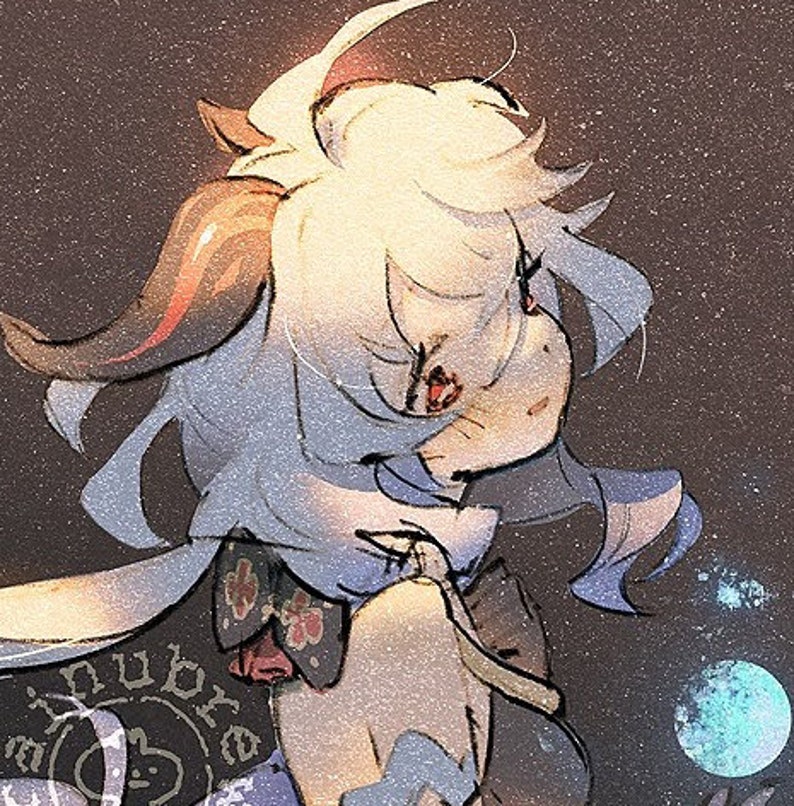 Puede incluir: Una ilustraci&oacute;n digital de una persona joven con cabello blanco y cuernos. Lleva un atuendo con estampado azul y blanco con un dise&ntilde;o de flores rojas y blancas. El fondo es gris oscuro con una luna azul y blanca.