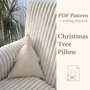 Peut inclure: Un coussin beige en forme de sapin de Noël est posé sur un fauteuil en velours côtelé crème. Le coussin a une surface texturée. Le texte indique "PDF Pattern + sewing tutorial" et "Christmas Tree Pillow".