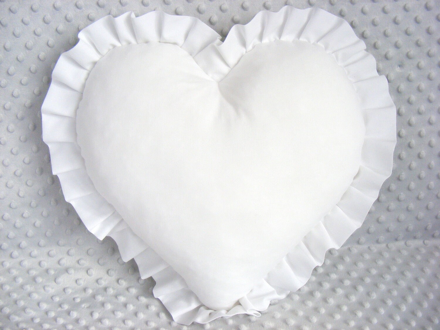 На кровати одна подушка сердце. Подушка сердце. Подушка сердечки. Подушка сердце белая. Декор подушки сердечками.