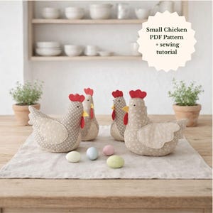 Op de afbeelding: Vier beige stoffen kippendecoraties met rode kammen en gele snavels zijn gerangschikt op een houten tafel. De kippen worden vergezeld door pastelkleurige eieren. De tekst "Small Chicken PDF Pattern + sewing tutorial" is inbegrepen.