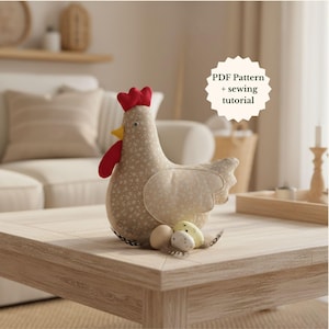 Peut inclure: Une poule en tissu avec une crête rouge, une barbiche et un bec jaune, faite de tissu beige à motifs floraux. Deux œufs et un œuf moucheté reposent près de la poule. Le texte "PDF Pattern + sewing tutorial" est inclus.