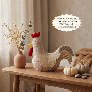 Puede incluir: Un gallo de tela relleno con cuerpo beige de flores, cresta y barbillas rojas, y pico amarillo. Una etiqueta festoneada blanca dice: FABRIC ROOSTER SEWING PATTERN PDF Tutorial • Instant Download. El gallo tiene un ala y cola con lunares.