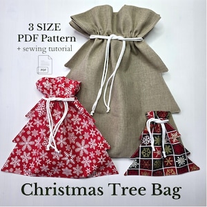 Könnte beinhalten: Drei weihnachtsbaumförmige Geschenktüten in verschiedenen Größen. Eine ist in Naturtönen gehalten, die anderen beiden sind rot und mit Schneeflocken gemustert. Die Beutel haben weiße Kordelzugverschlüsse. Der Text auf dem Bild lautet "3 SIZE PDF Pattern + sewing tutorial" und "Christmas Tree Bag."