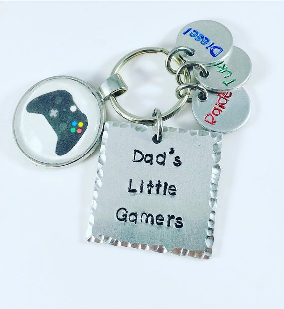 Dad/Mom/Grandma/Grandpa little gamers with personalized names - Dad's little gamers keychain