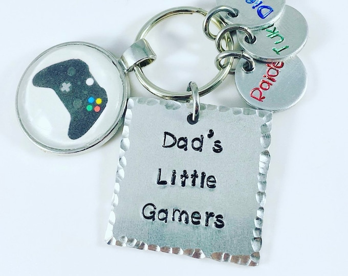 Dad/Mom/Grandma/Grandpa little gamers with personalized names - Dad's little gamers keychain