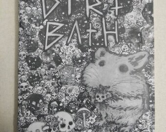 Puede incluir: Una ilustración en blanco y negro de un hámster en un campo de cráneos y setas. El texto "DIRT BATH" está escrito en letras grandes y negritas en la parte superior de la imagen.