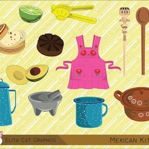 Puede incluir: Una colección de artículos de cocina coloridos con temática mexicana, que incluye un delantal rosa con bordado floral, una cuchara de madera, un mortero y un pilón, una lima, una olla de cerámica, una jarra de esmalte azul, una taza de esmalte azul y una prensa de tortilla de madera. El texto "MEXICAN KITCHEN" se muestra en la parte inferior de la imagen.