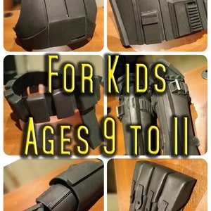 Könnte beinhalten: Ein Set aus schwarzen Schaumstoff-Rüstungsteilen für Kinder im Alter von 9 bis 11 Jahren. Das Set beinhaltet ein Bruststück, ein Rückenteil, Armteile und einen Gürtel. Die Rüstung ist aus Schaumstoff gefertigt und leicht und bequem zu tragen.