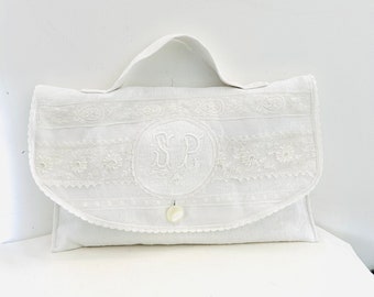 Trousse pochette « MONOGRAMMES », style ancien, vintage, shabby, blanc, dentelle, fait main