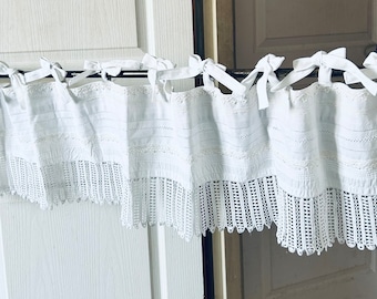 CANTONNIÈRE Fait main, blanc, linge ancien, style vintage, shabby chic, festonné,