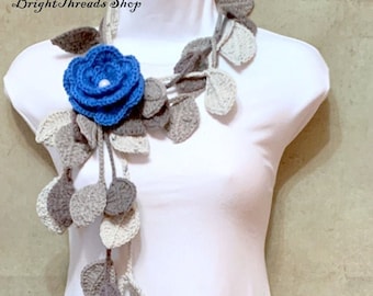 Bufanda de crochet con lazo: flor azul, hojas grises, collar hecho a mano