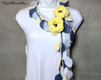 Écharpe Lariat au crochet : feuilles bleu-jaune, broches fleurs jaunes