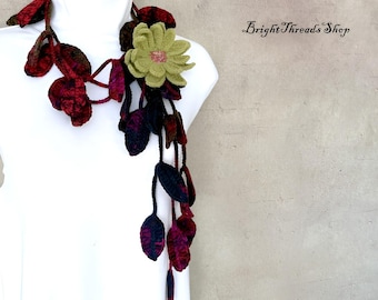 Bufanda de lazo de flores de crochet: collar con broche verde