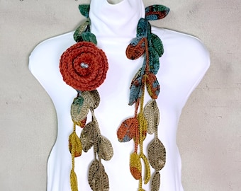 Bufanda tipo lazo con flores de ganchillo: Colores otoñales, broche terracota