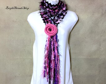 Bufanda de crochet con lazo: flecos negros y multicolores, broche de flor color vino