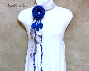 Bufanda de lazo de ganchillo: collar con broche de flores grises y azules