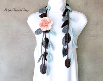 Bufanda de crochet con lazo: colores verde y marrón con flor rosa