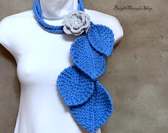 Bufanda de crochet con lazo: hojas azules, broche de flor gris claro y cuentas de perla
