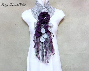 Lazo de crochet: bufanda acrílica gris con broche de flor morada