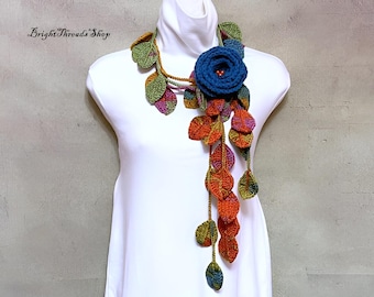 Elegante lazo de crochet: bufanda de hojas de otoño y broche azul