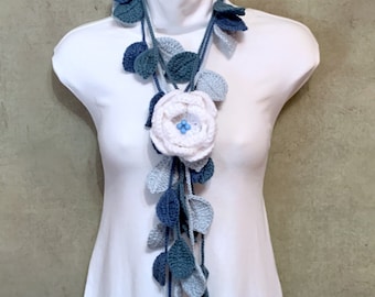 Collar de lazo de crochet: flor blanca, bufanda de hojas azul verdosas