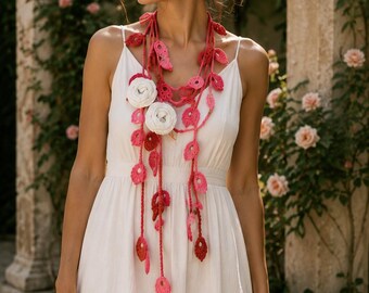 Écharpe lariat florale au crochet, collier de fleurs fait main, écharpe rose au crochet, bijou tendance en fibres, art à porter, cadeau pour elle
