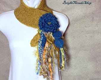 Lazo de crochet: bufanda mostaza de mezcla de lana, flor azul grande y flecos
