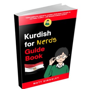 Może przedstawiać: Książka zatytułowana "Kurdish for Nerds" z czarną okładką i czerwonymi akcentami. Okładka zawiera kreskówkową ilustrację osoby w okularach i zielonym swetrze. Tytuł książki jest w kolorze białym i żółtym, ze słowami "Guide Book" w kolorze czerwonym. Autorem jest "MATT KINGSLEY".
