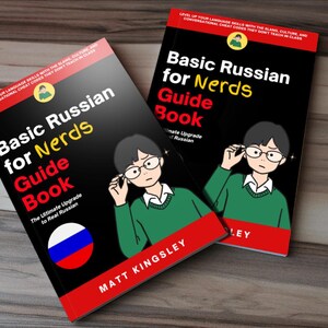 Puede incluir: Dos libros titulados "Basic Russian for Nerds Guide Book" se muestran sobre una superficie de madera. Los libros tienen una portada negra con texto blanco y amarillo, y una ilustraci&oacute;n de dibujos animados de una persona con gafas. La bandera rusa est&aacute; en la portada.