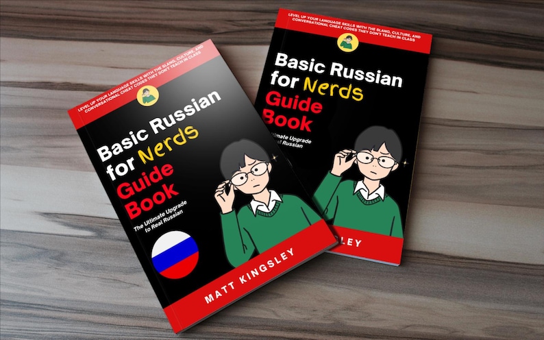 Puede incluir: Dos libros titulados "Basic Russian for Nerds Guide Book" se muestran sobre una superficie de madera. Los libros tienen una portada negra con texto blanco y amarillo, y una ilustraci&oacute;n de dibujos animados de una persona con gafas. La bandera rusa est&aacute; en la portada.