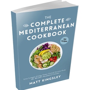 Könnte beinhalten: Ein Kochbuch mit dem Titel "The Complete Mediterranean Cookbook" mit hellblauem Einband. Das Cover zeigt den Titel in Weiß, ein Blattdesign und ein Foto eines mediterranen Gerichts. Der Name des Autors, Matt Kingsley, ist ebenfalls sichtbar.