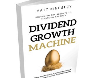 Op de afbeelding: Een witte boekomslag met de titel "Dividend Growth Machine" in zwarte tekst. De ondertitel is "Unlocking the Secrets to Financial Freedom". De naam van de auteur, "Matt Kingsley", staat boven de titel gedrukt. Een gouden ei ligt in een nest van stro aan de onderkant van de omslag.
